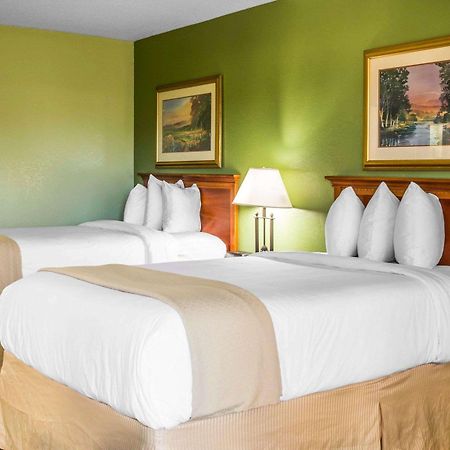 Quality Inn & Suites Уейкрос Екстериор снимка