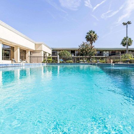 Quality Inn & Suites Уейкрос Екстериор снимка