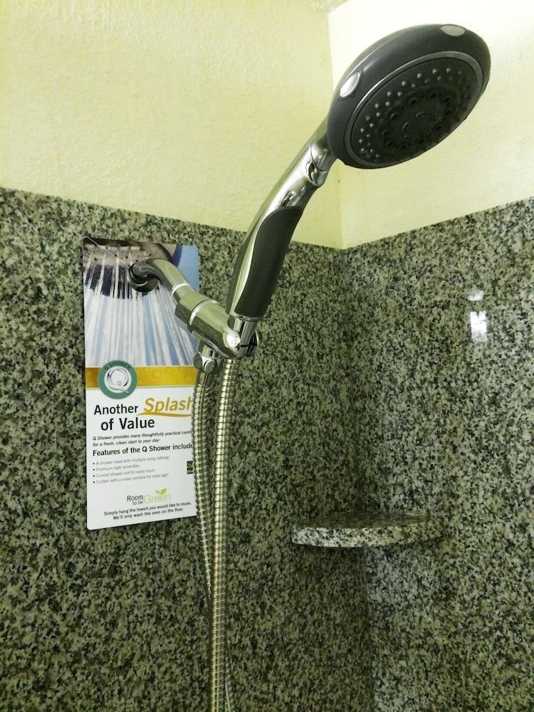 Quality Inn & Suites Уейкрос Екстериор снимка