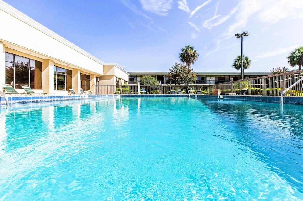 Quality Inn & Suites Уейкрос Екстериор снимка