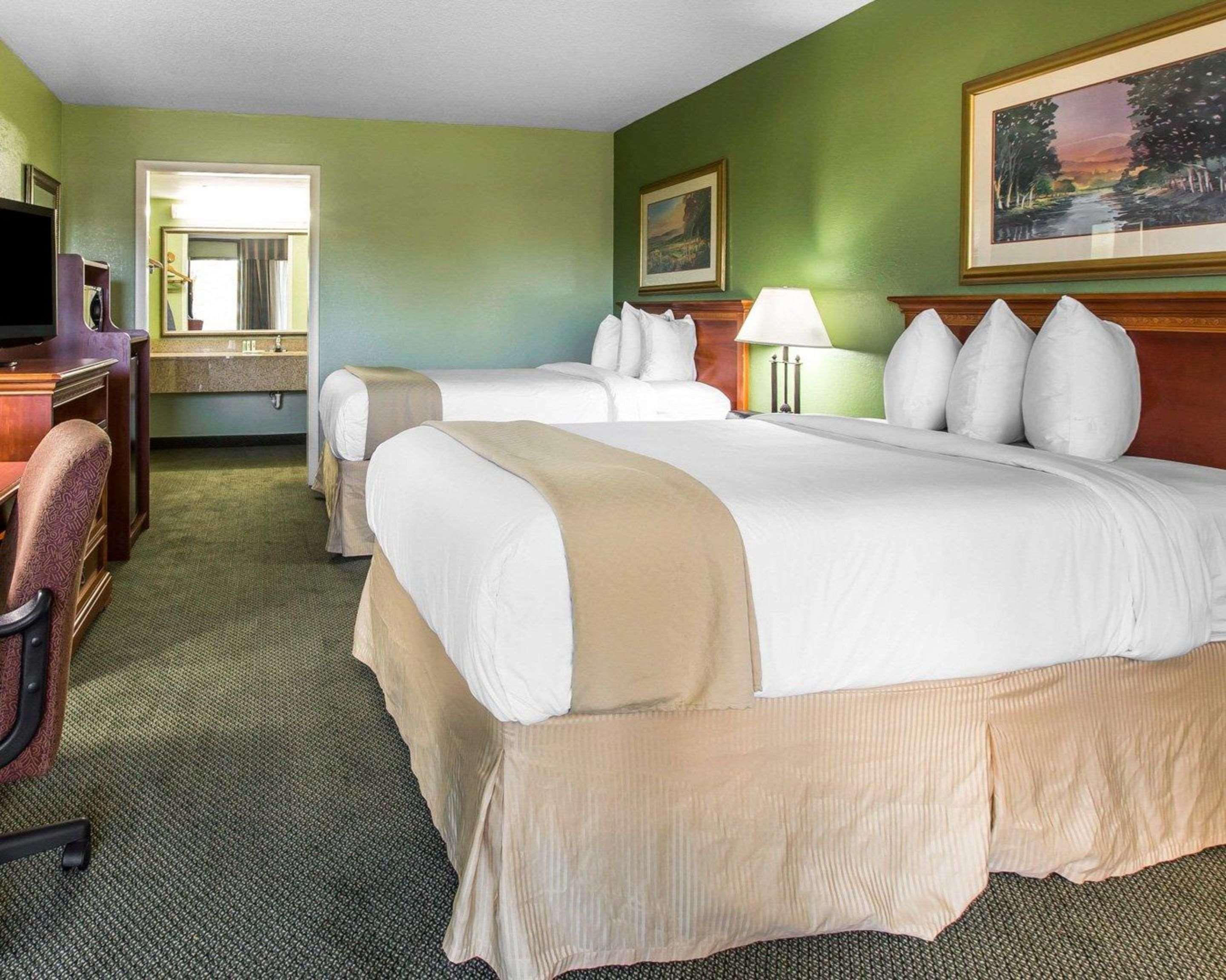 Quality Inn & Suites Уейкрос Екстериор снимка