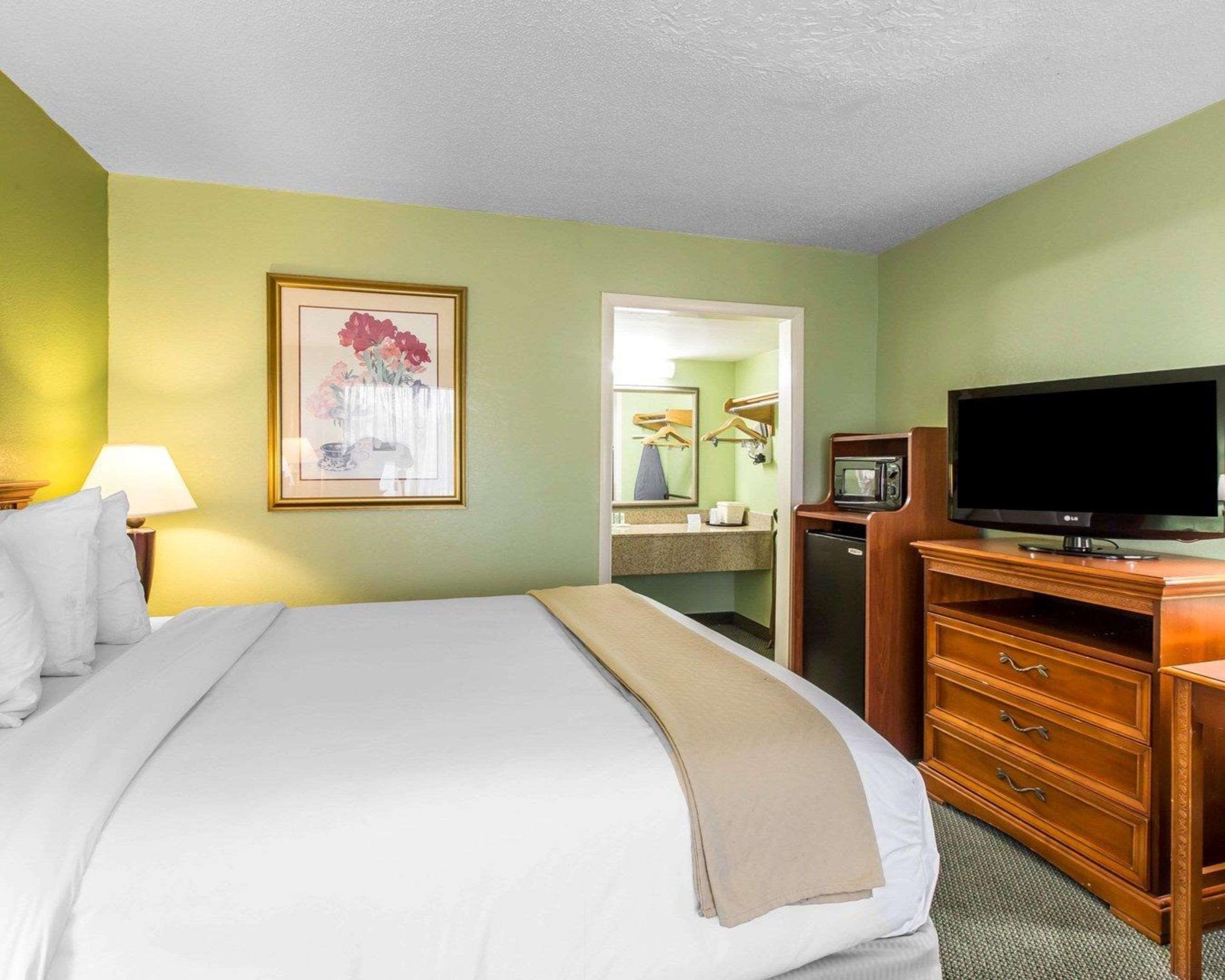 Quality Inn & Suites Уейкрос Екстериор снимка
