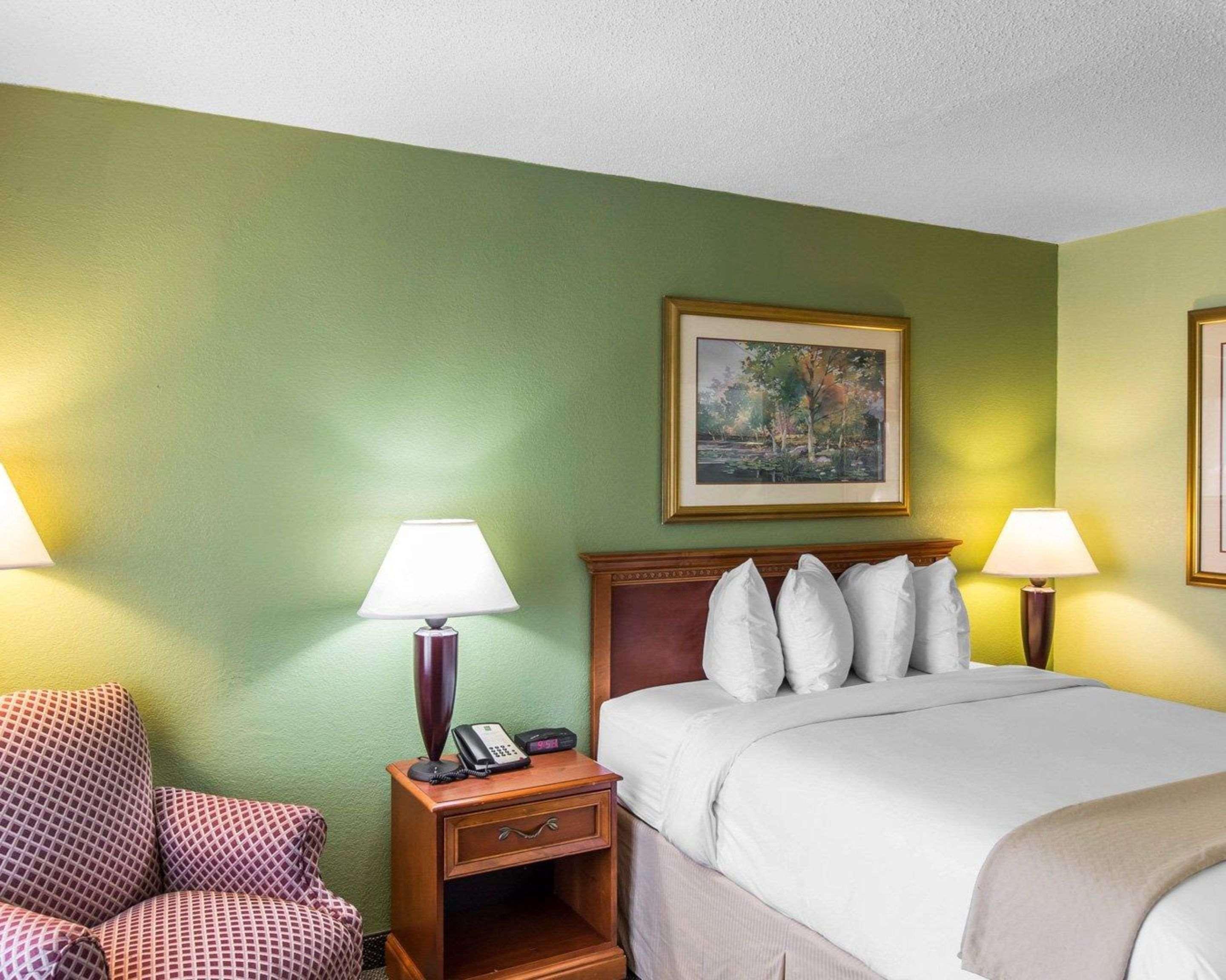 Quality Inn & Suites Уейкрос Екстериор снимка