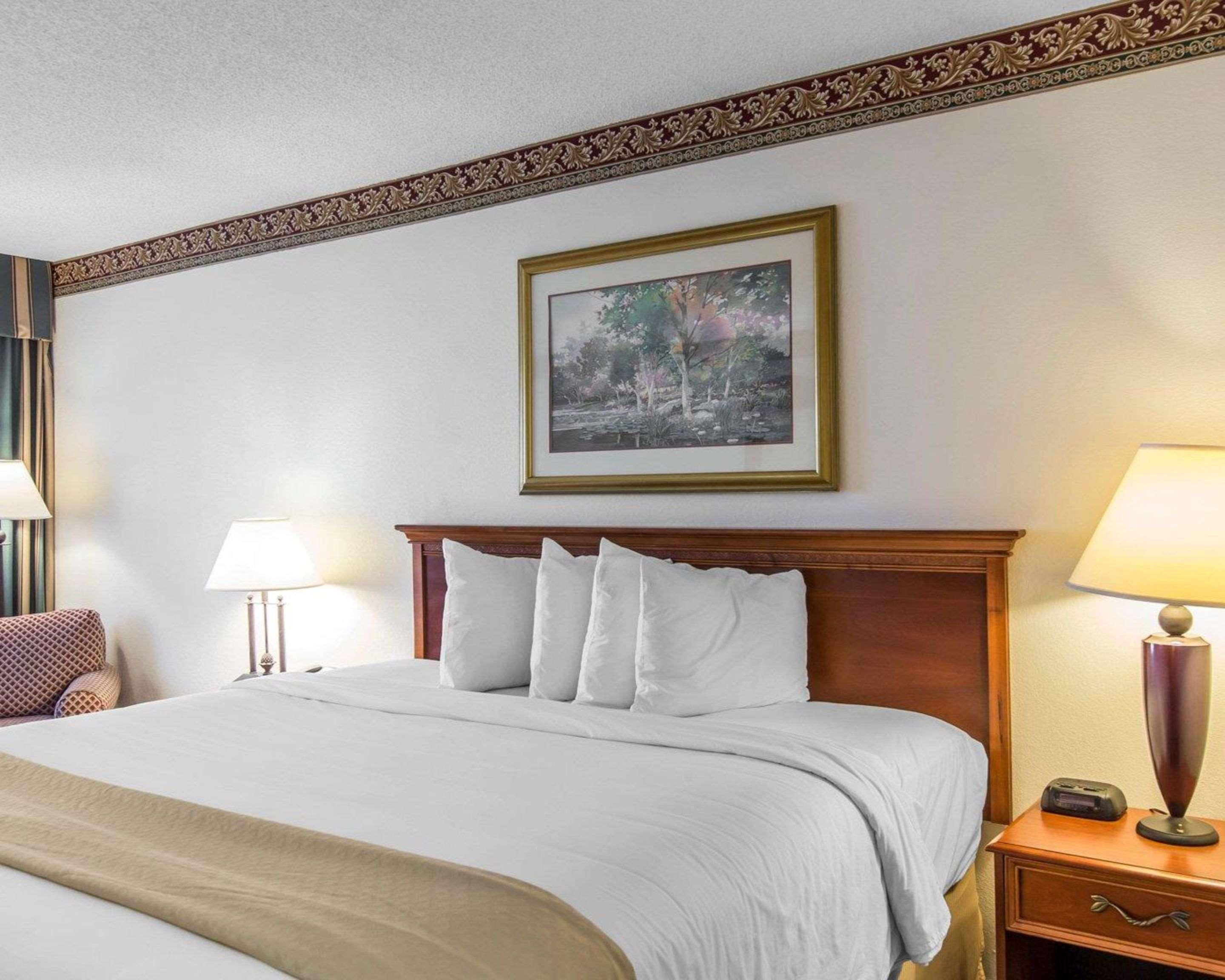 Quality Inn & Suites Уейкрос Екстериор снимка