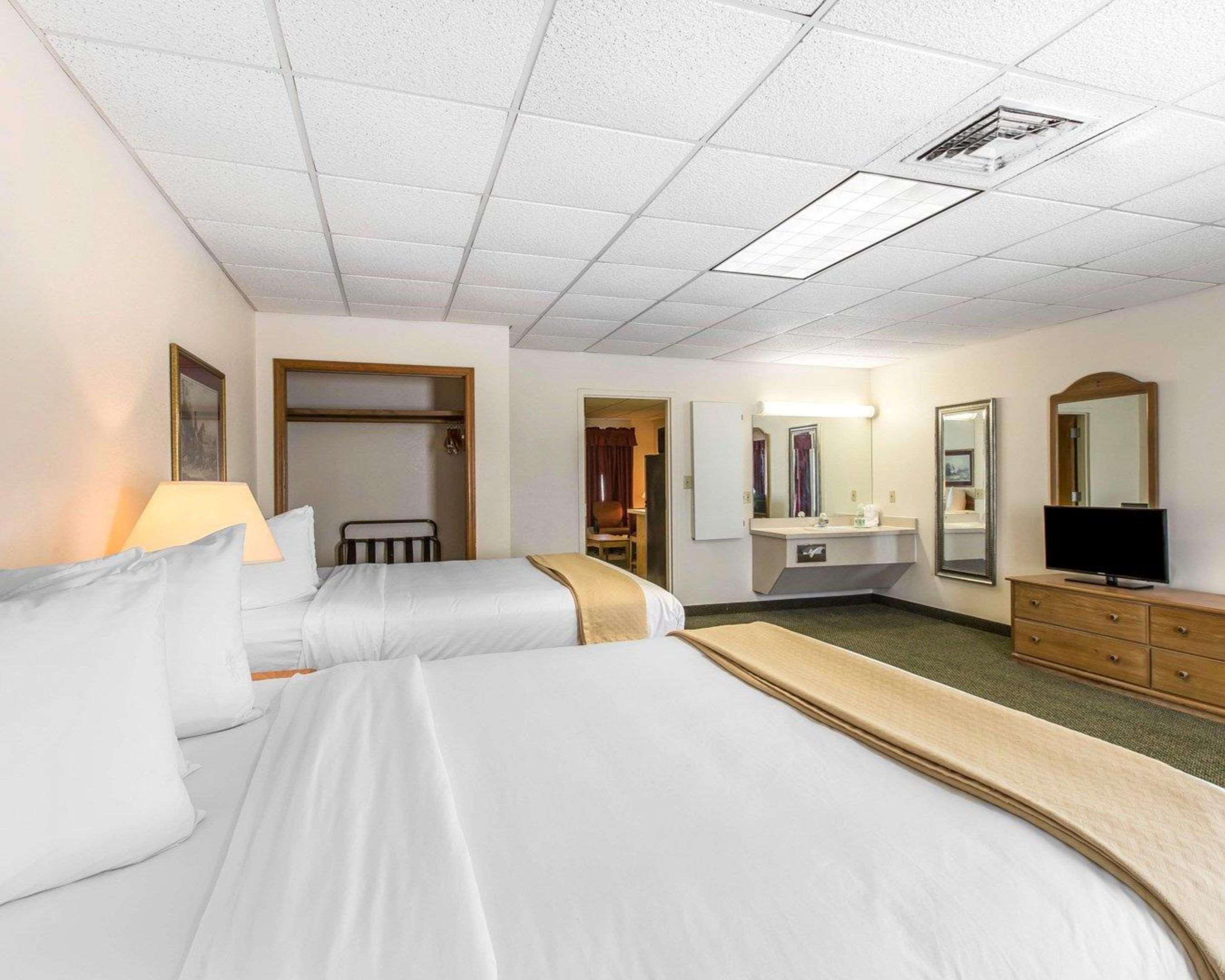 Quality Inn & Suites Уейкрос Екстериор снимка