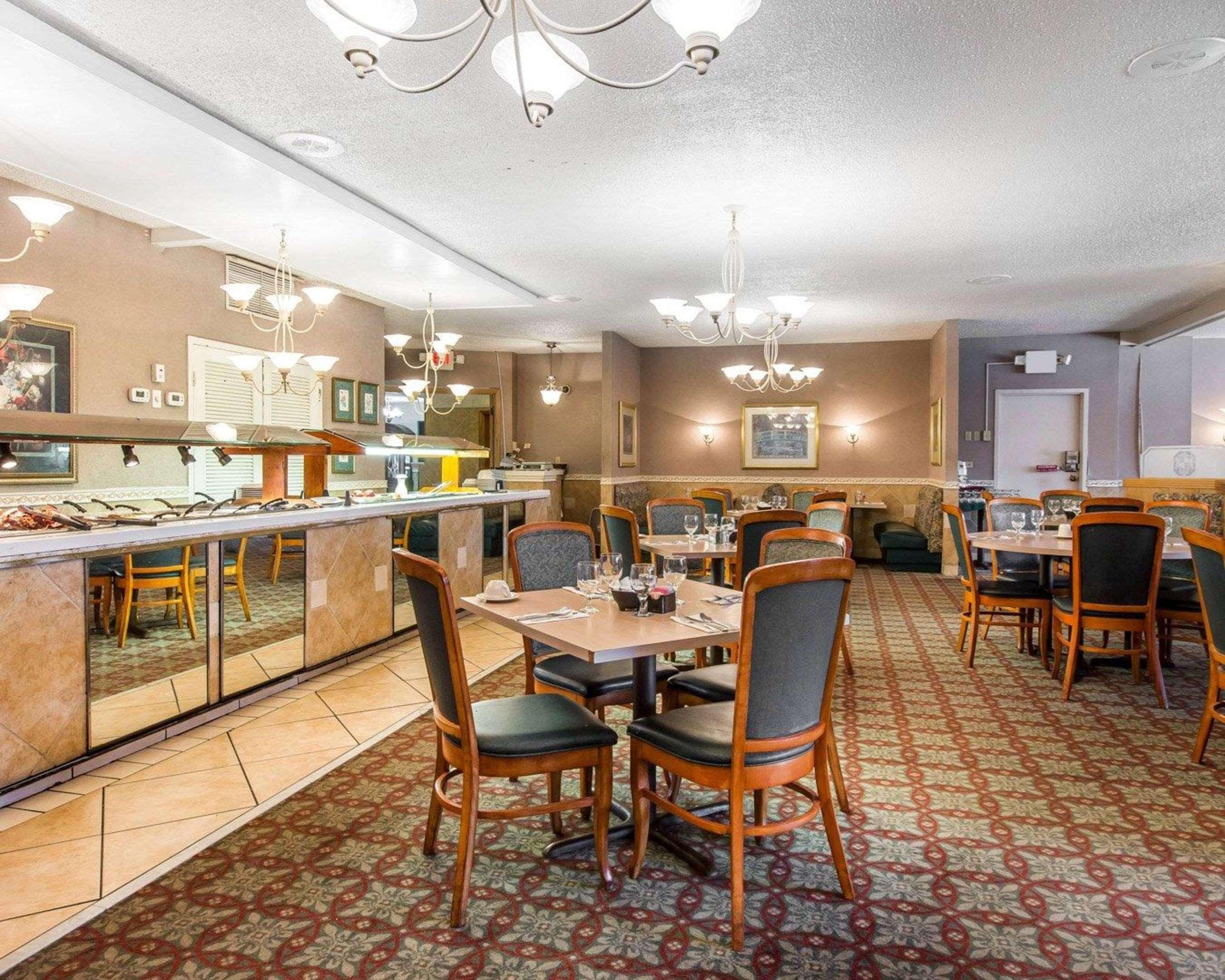 Quality Inn & Suites Уейкрос Екстериор снимка