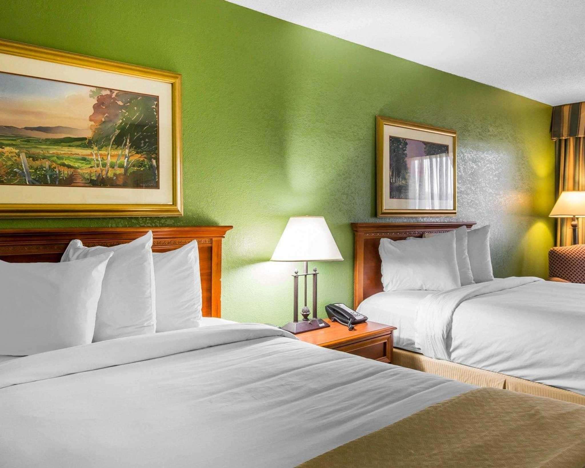 Quality Inn & Suites Уейкрос Екстериор снимка