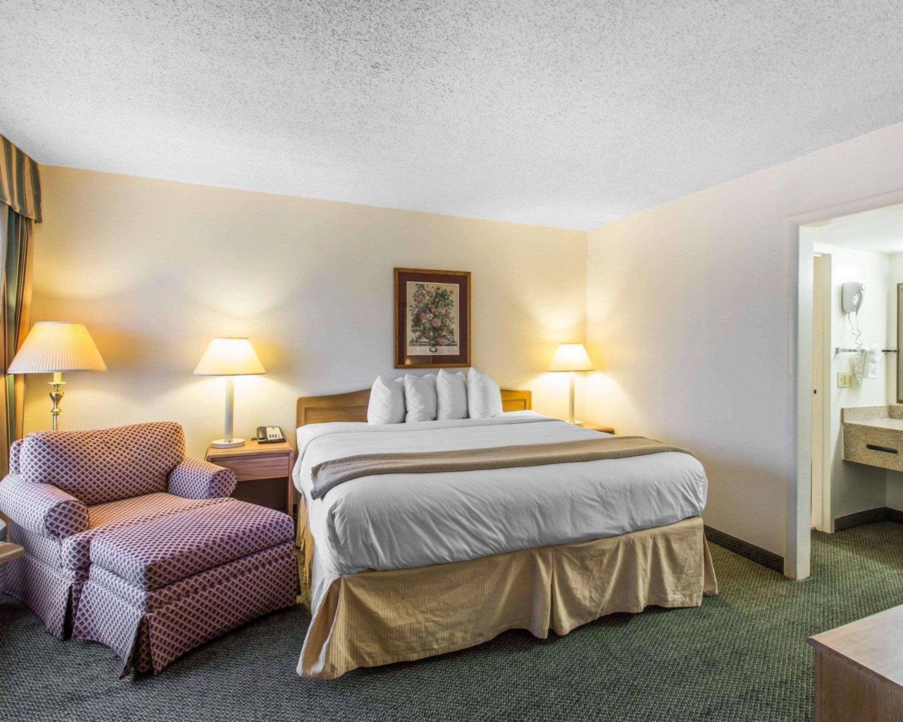 Quality Inn & Suites Уейкрос Екстериор снимка