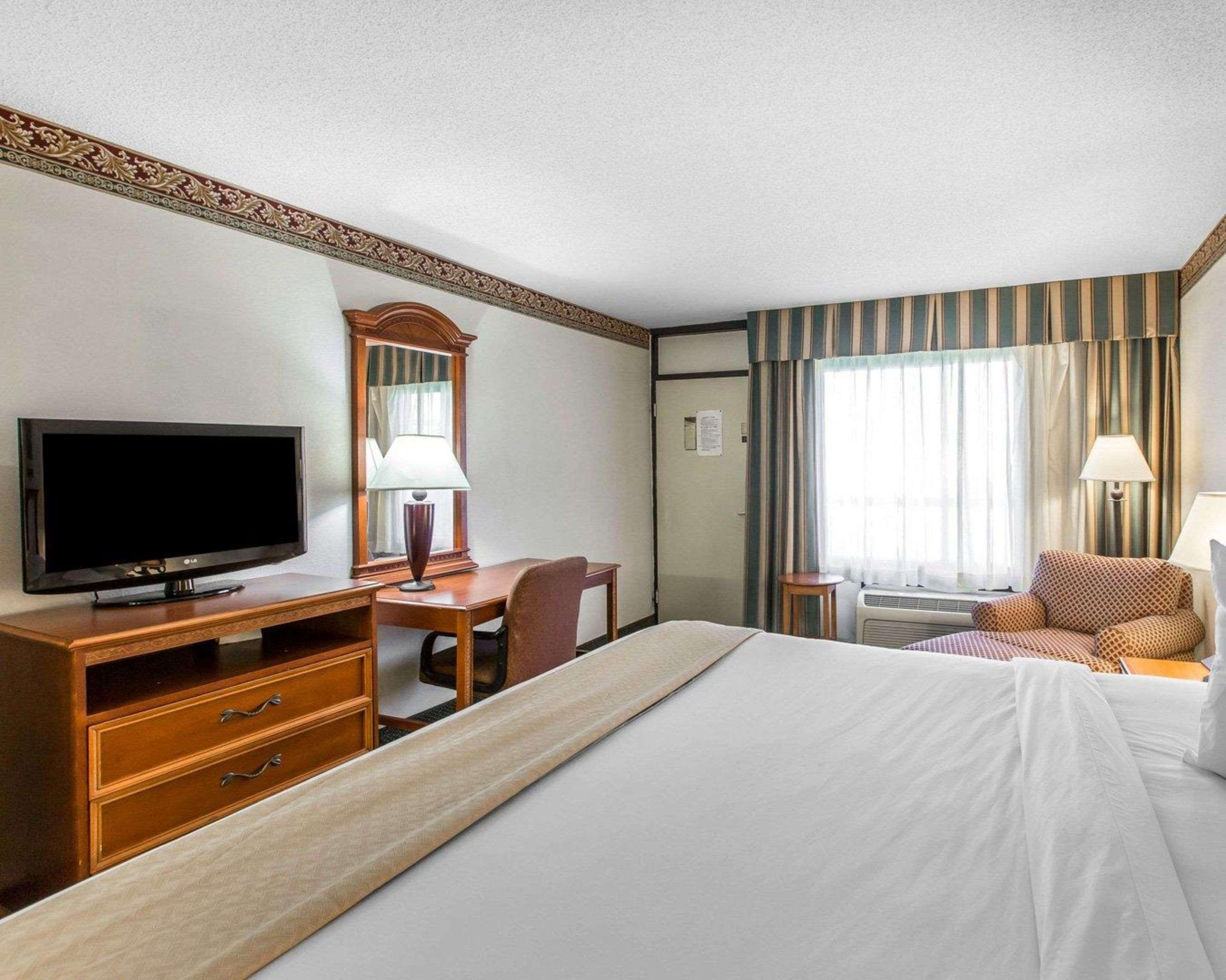 Quality Inn & Suites Уейкрос Екстериор снимка