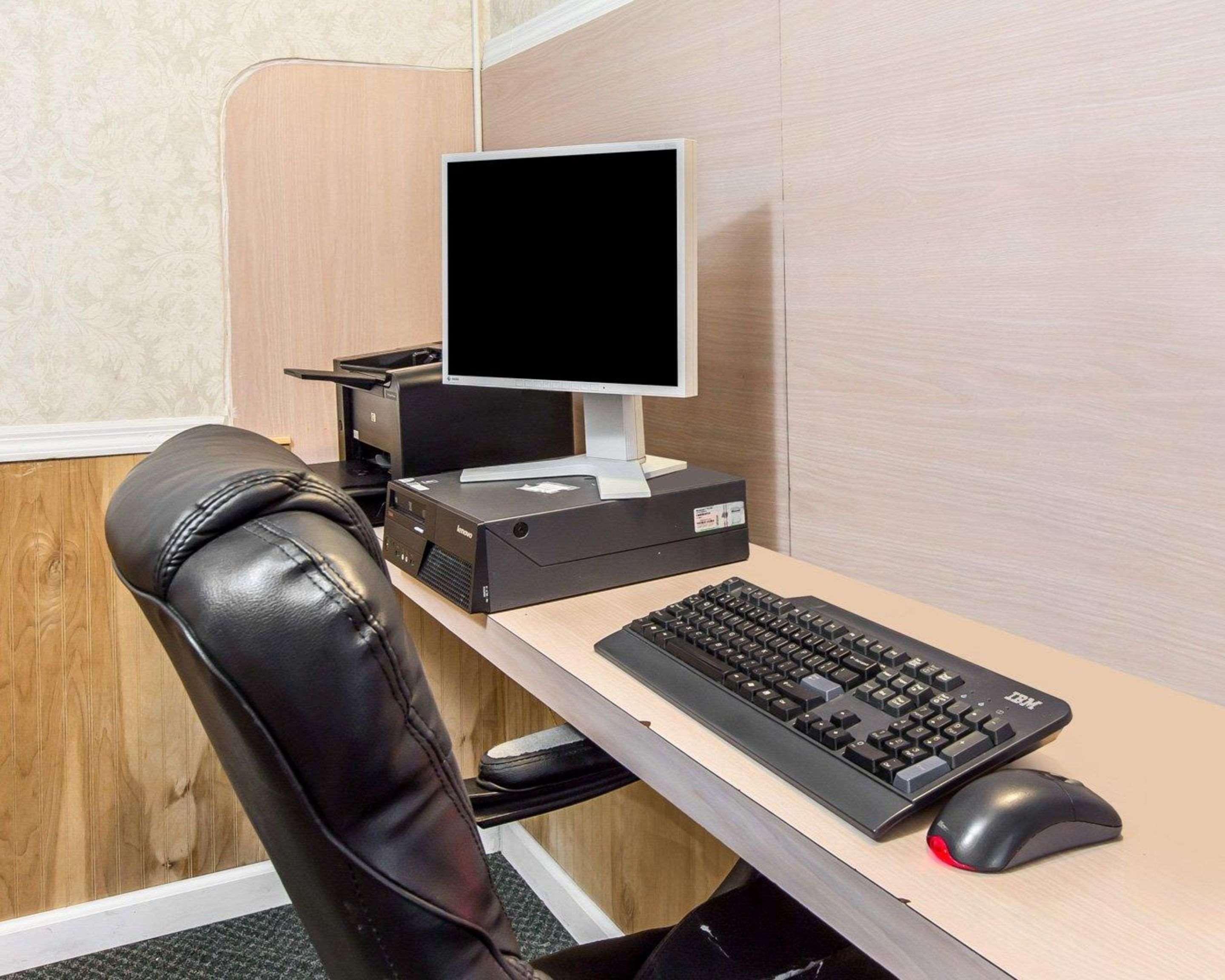 Quality Inn & Suites Уейкрос Екстериор снимка