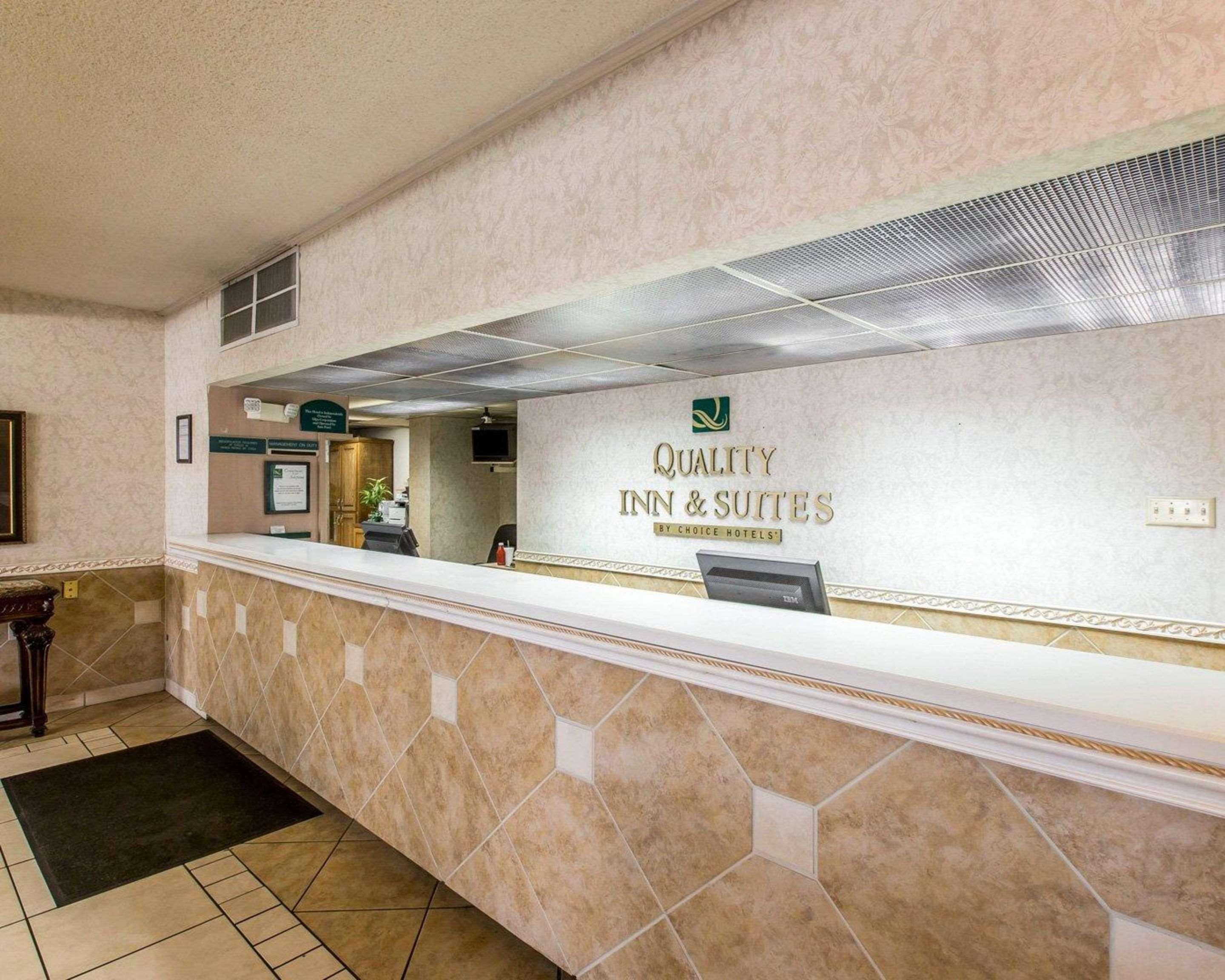 Quality Inn & Suites Уейкрос Екстериор снимка