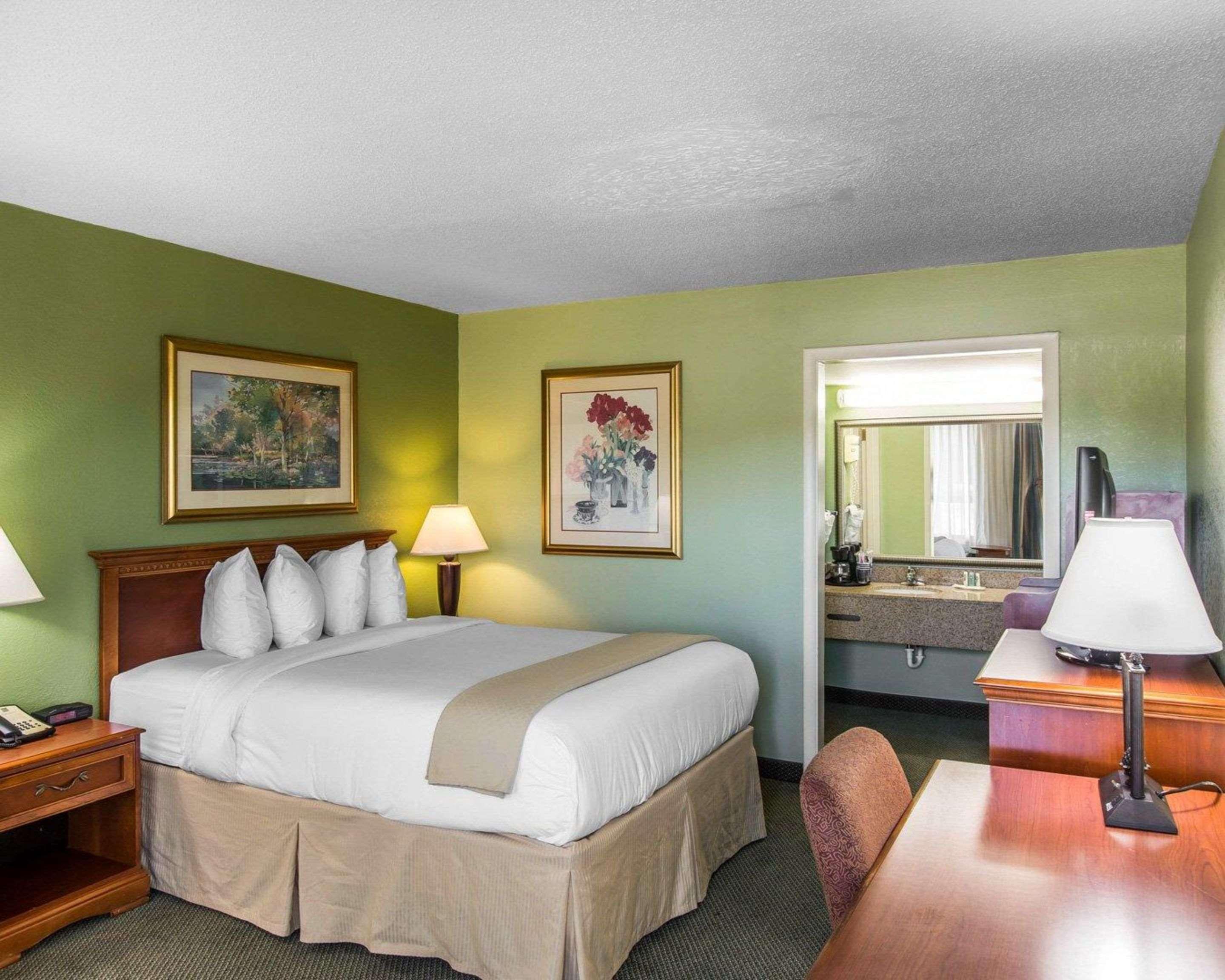 Quality Inn & Suites Уейкрос Екстериор снимка