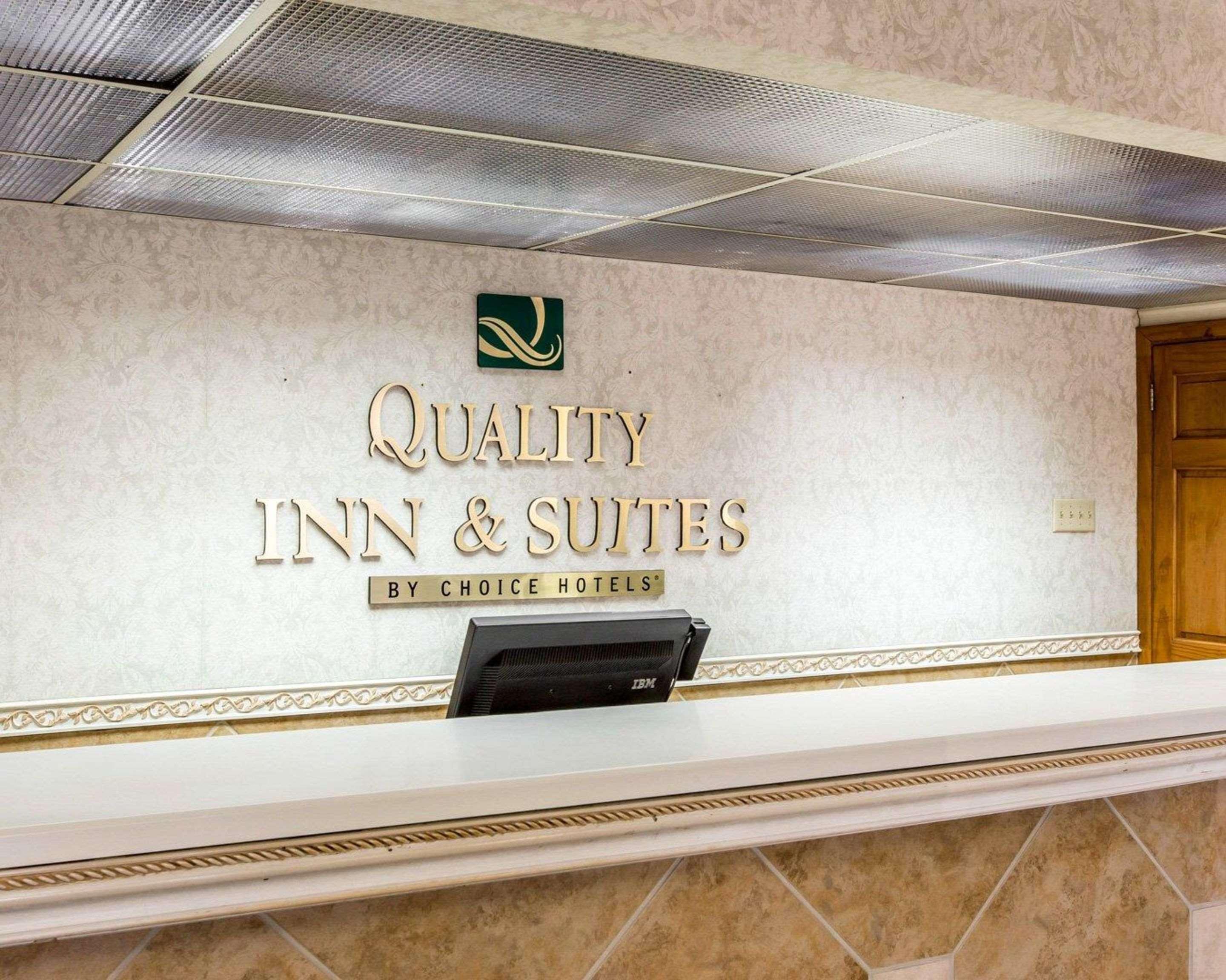Quality Inn & Suites Уейкрос Екстериор снимка