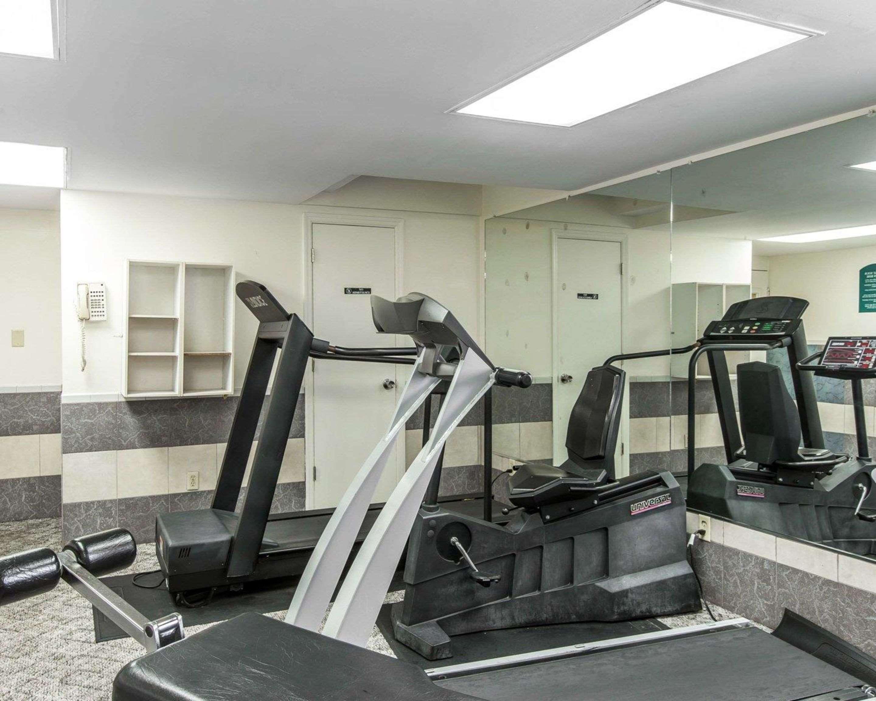 Quality Inn & Suites Уейкрос Екстериор снимка