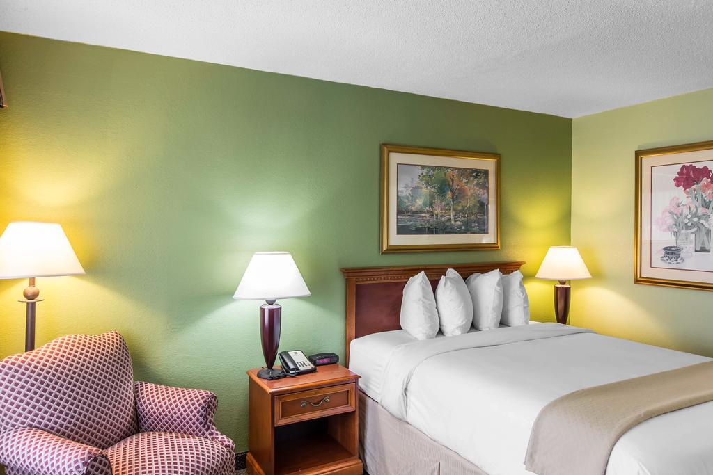 Quality Inn & Suites Уейкрос Екстериор снимка