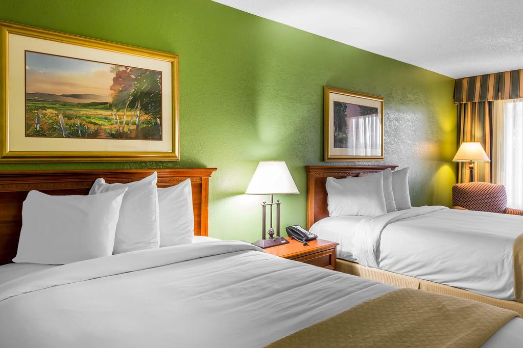 Quality Inn & Suites Уейкрос Екстериор снимка