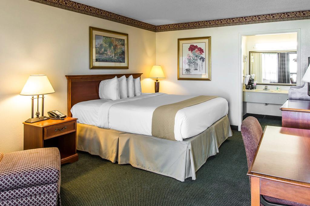 Quality Inn & Suites Уейкрос Екстериор снимка