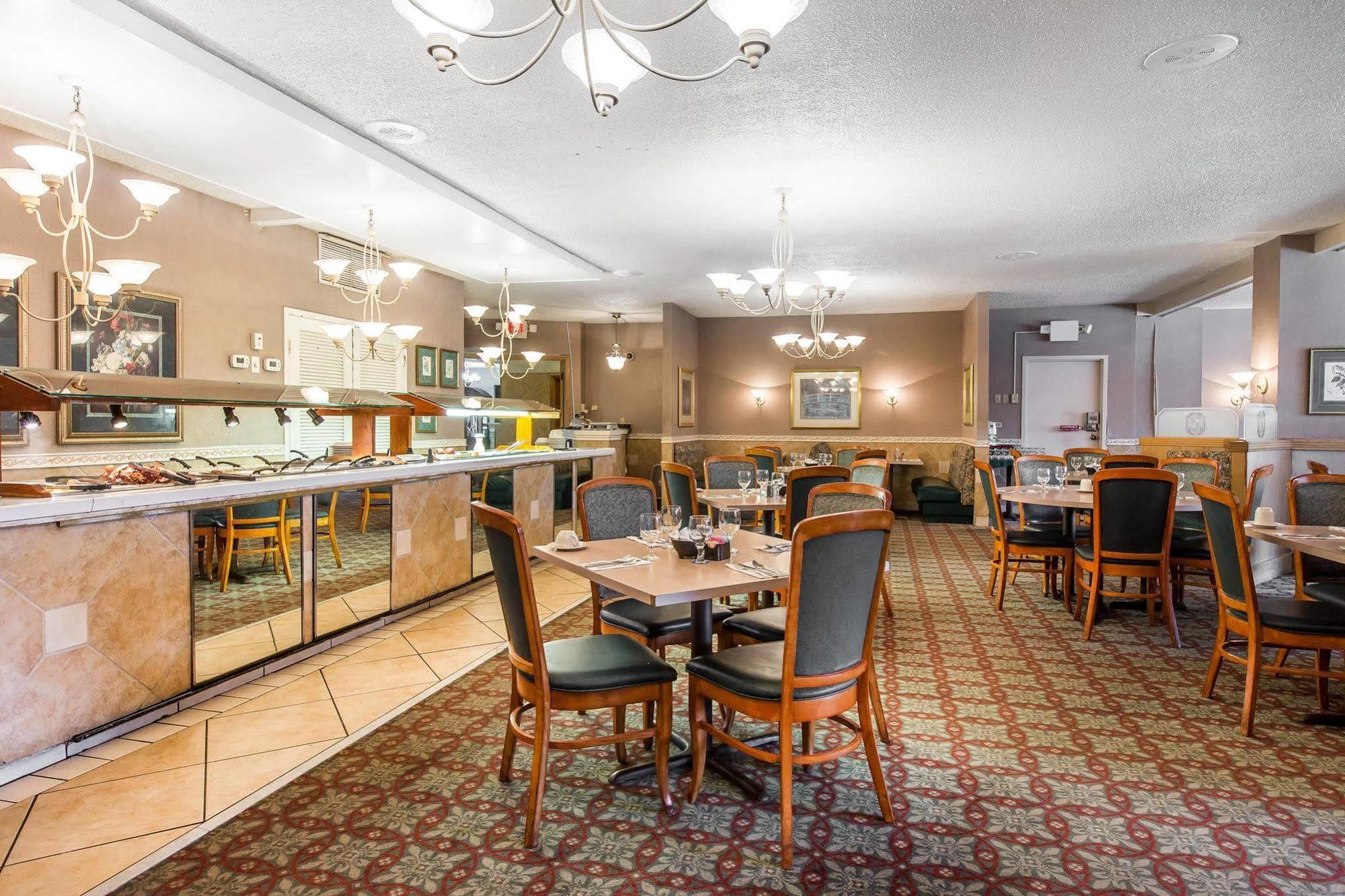 Quality Inn & Suites Уейкрос Екстериор снимка