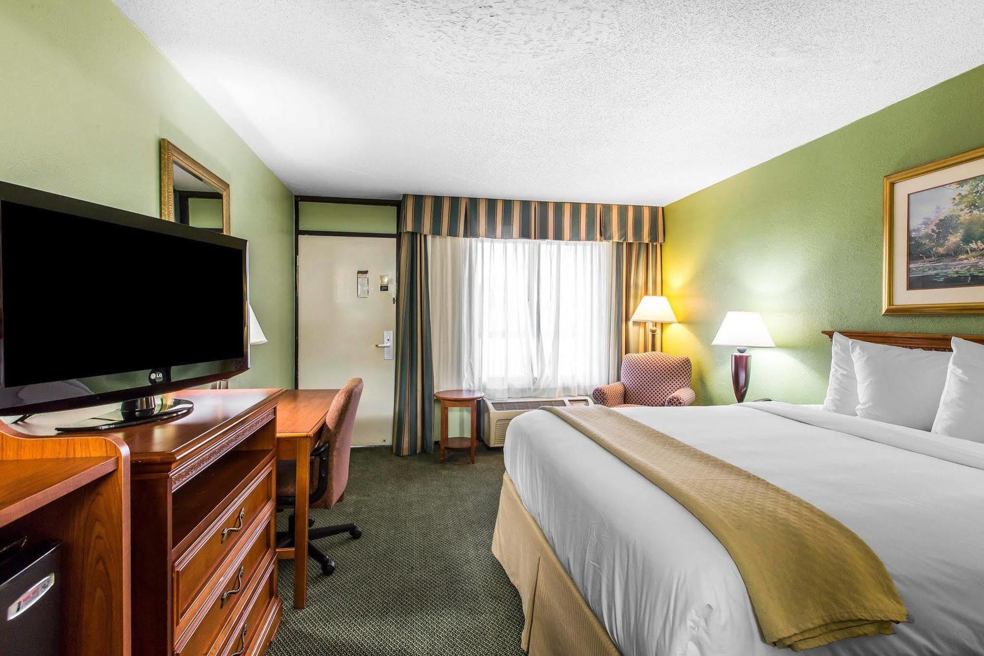 Quality Inn & Suites Уейкрос Екстериор снимка