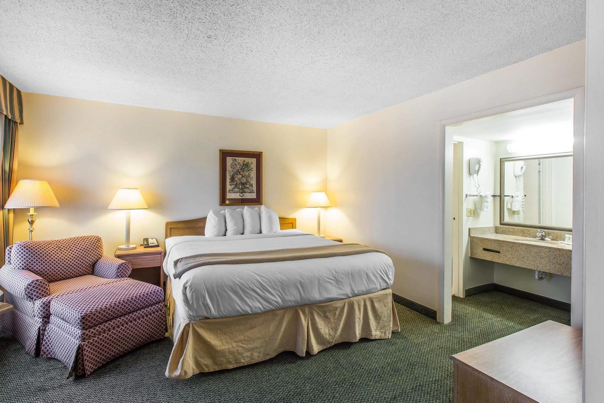 Quality Inn & Suites Уейкрос Екстериор снимка
