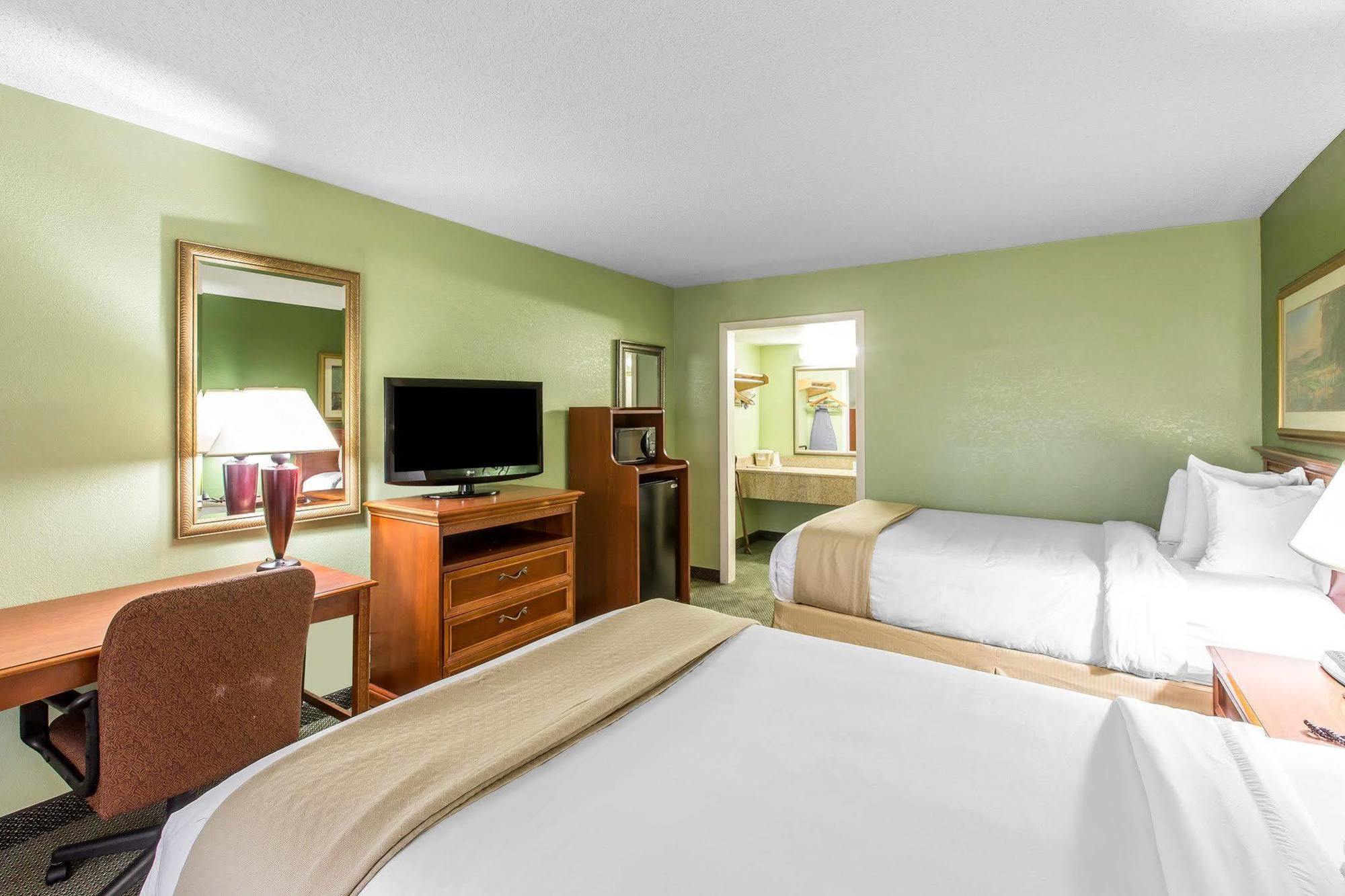Quality Inn & Suites Уейкрос Екстериор снимка