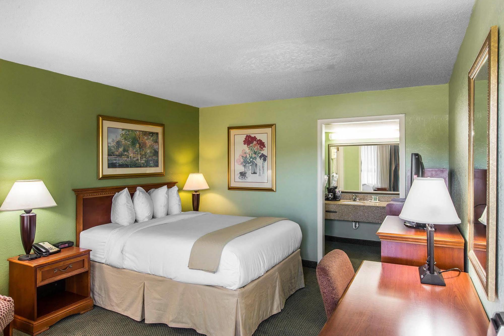 Quality Inn & Suites Уейкрос Екстериор снимка
