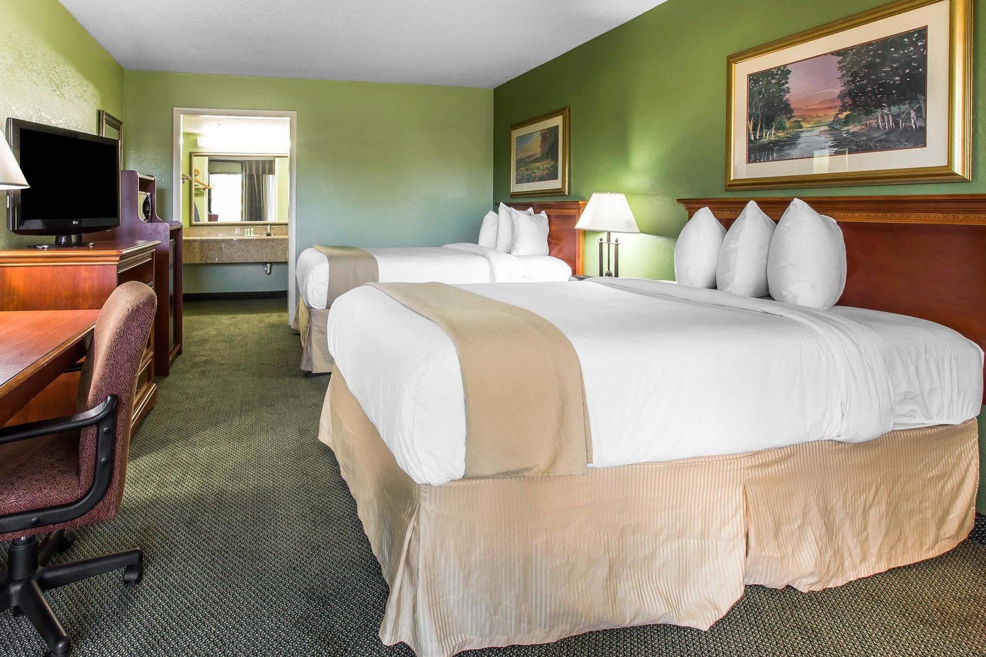 Quality Inn & Suites Уейкрос Екстериор снимка