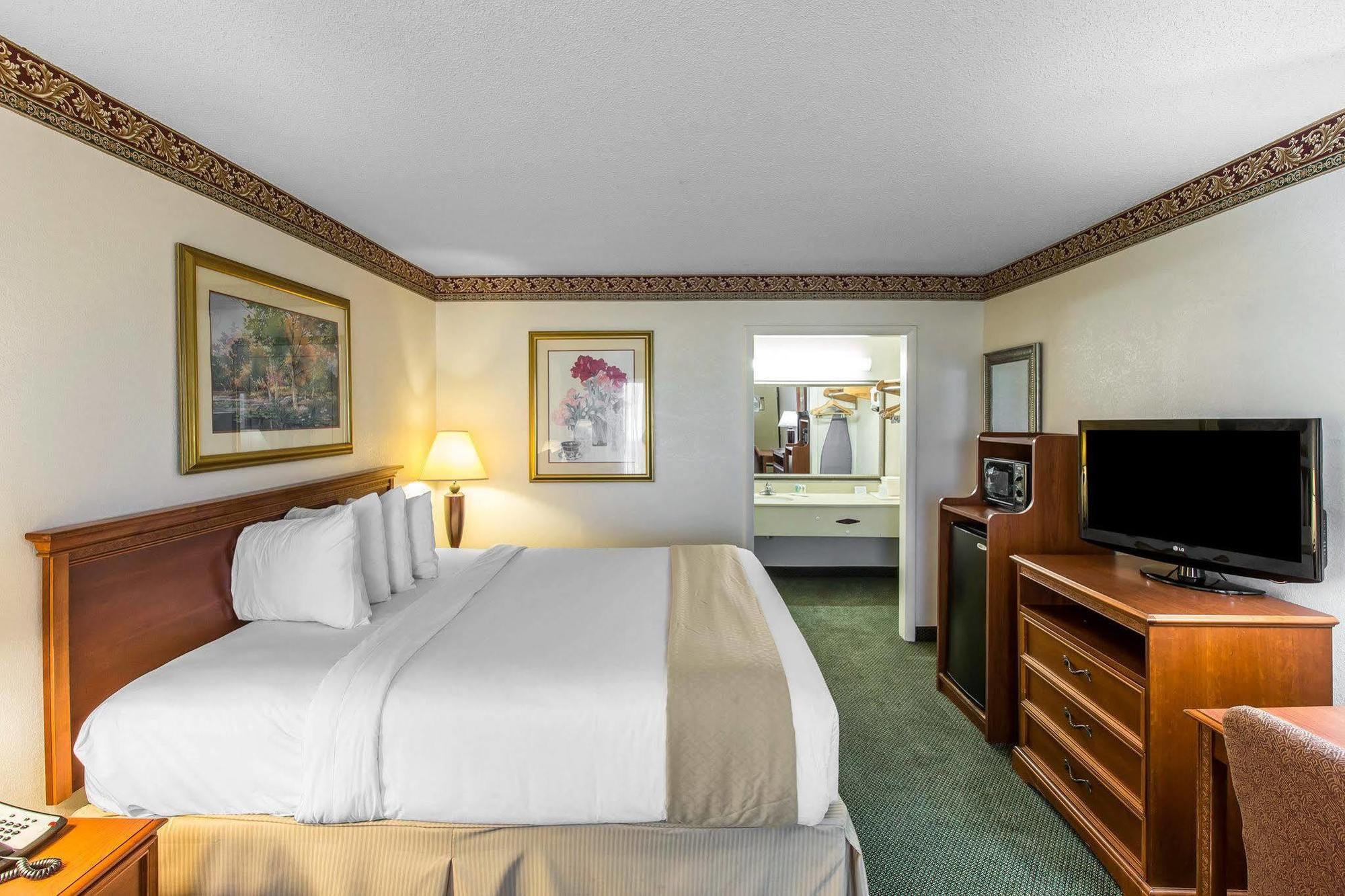 Quality Inn & Suites Уейкрос Екстериор снимка