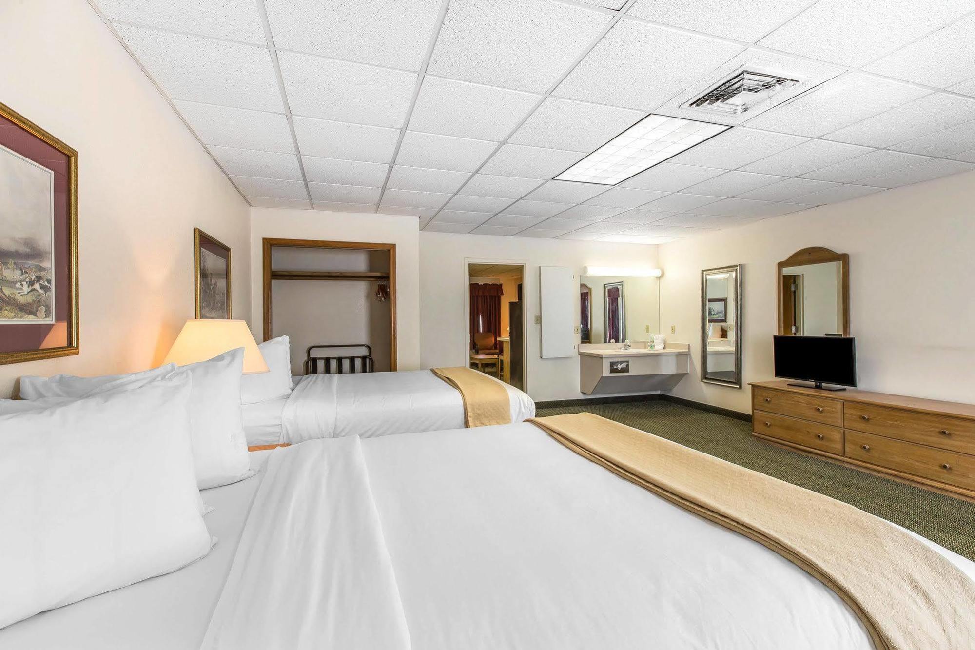 Quality Inn & Suites Уейкрос Екстериор снимка