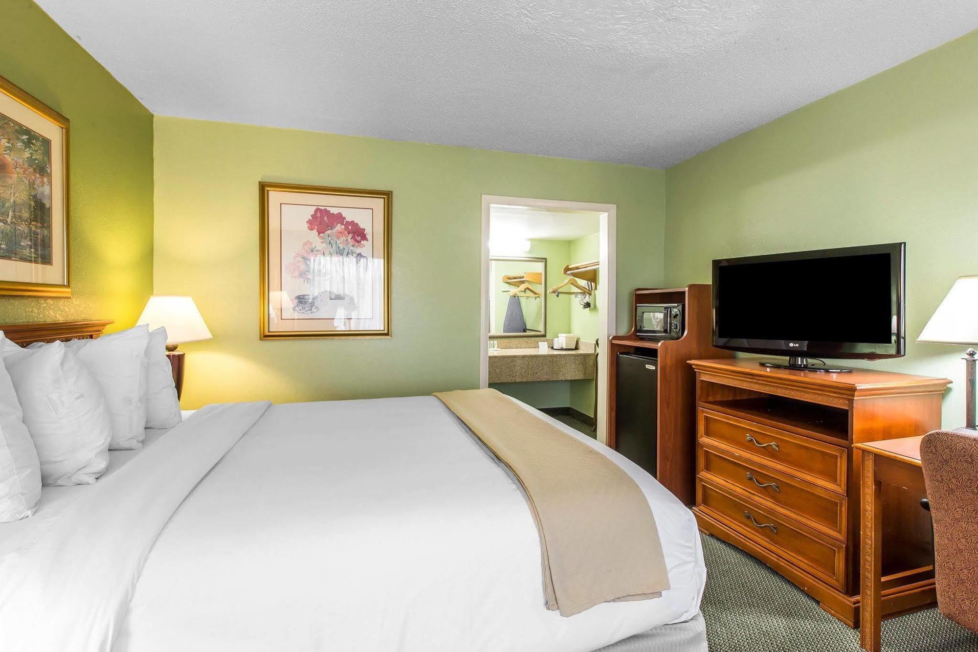Quality Inn & Suites Уейкрос Екстериор снимка