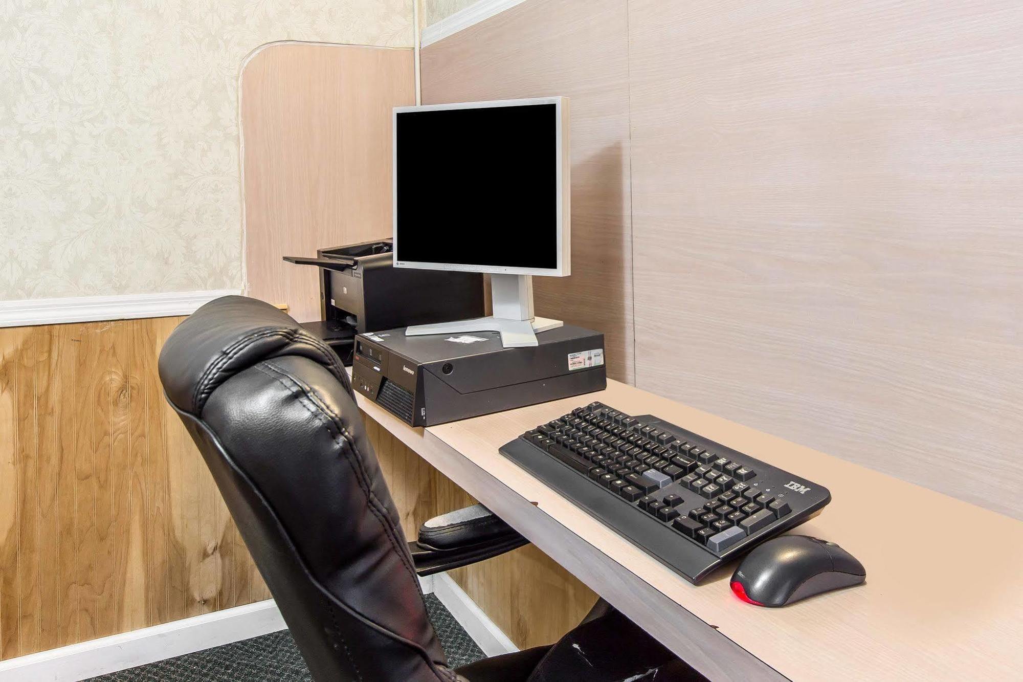 Quality Inn & Suites Уейкрос Екстериор снимка