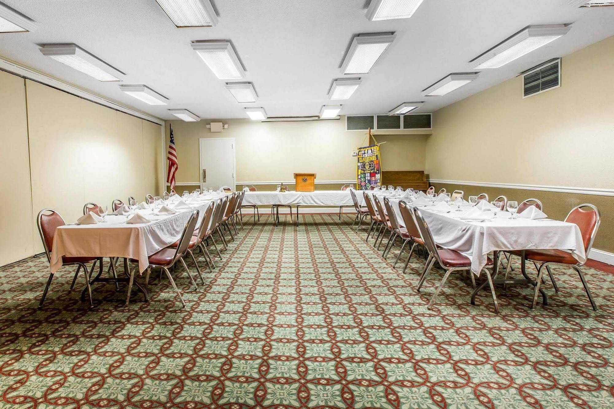 Quality Inn & Suites Уейкрос Екстериор снимка